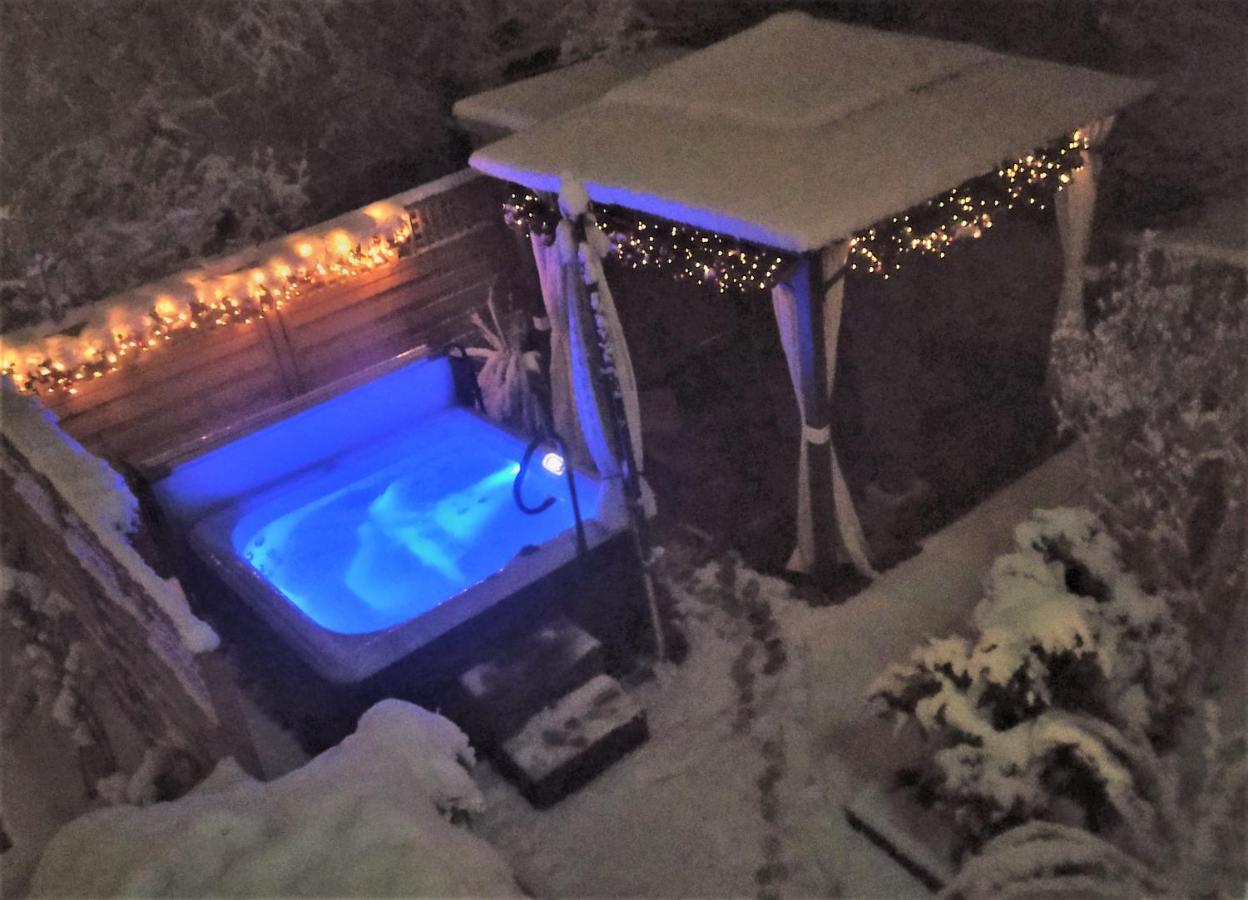 Mediterran-Skandinavisch - Outdoorwhirlpool Ganzjaehrig Burgthann エクステリア 写真